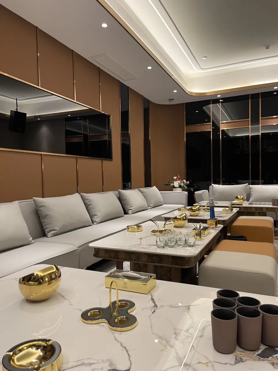 南宁罗曼达城市会客厅商务KTV，这家店包厢的茶几会比你先知道今晚会发生什么？