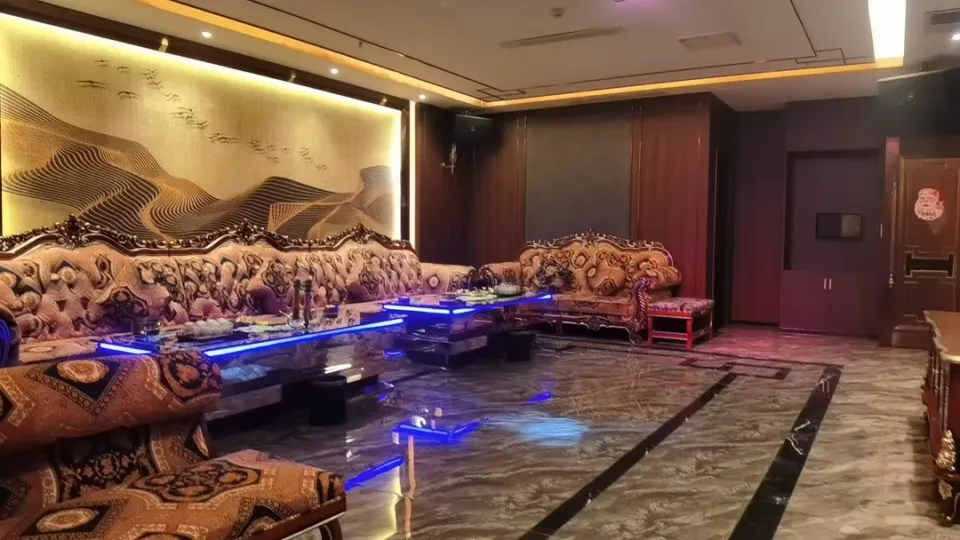 南宁罗曼达城市会客厅商务KTV的触觉记忆与临时归属，这里包厢的沙发记住了每个人