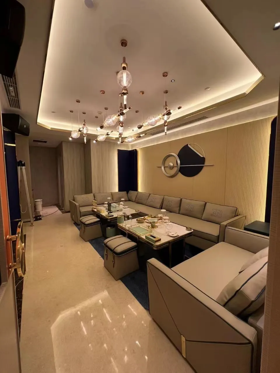 南宁罗曼达商务KTV，这里的包厢墙面从不说话，但你散场之后一定会记住它的颜色