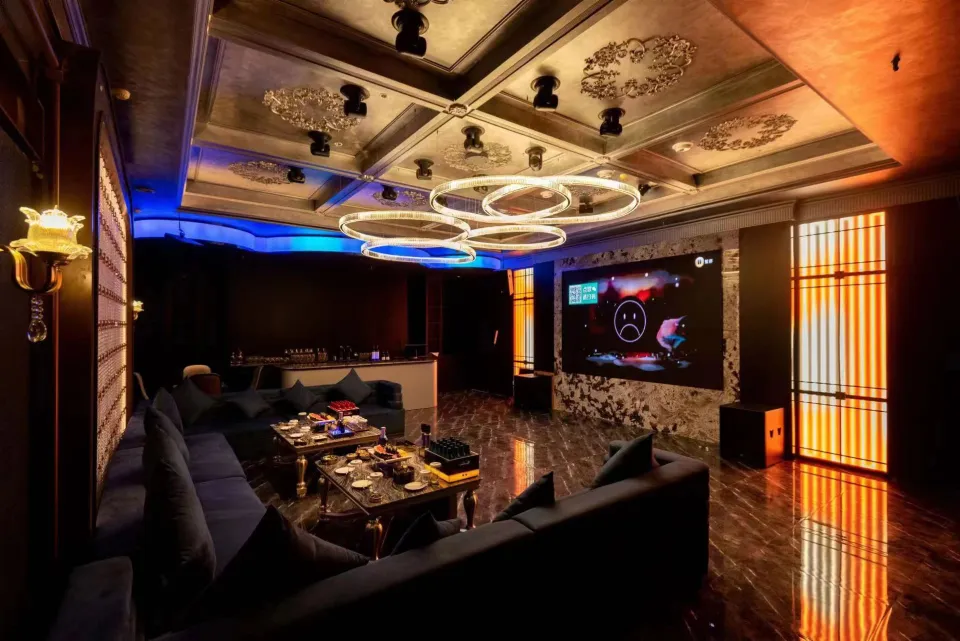 南宁罗曼达商务ktv，从四楼下眺民族大道的灯火——罗曼达的夜景是这间包厢自带的隐形菜单