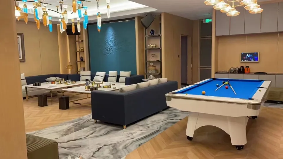 南宁罗曼达商务KTV，这家包厢茶几上那只景泰蓝杯子的暗金收边在暖光下闪了一下
