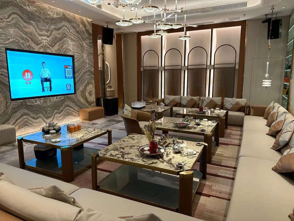 南宁罗曼达商务KTV，茶几上的灯光只照亮东西，不照亮人